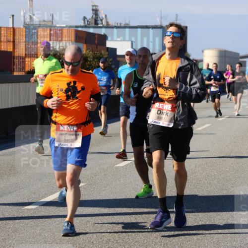 03.10.2025 - Köhlbrandbrückenlauf Strokosch-Dieckow http://msf.ph/oto/9116402 03.10.2025 12:51:05 Position 3 5952, 5951 meine-sportfotos.de