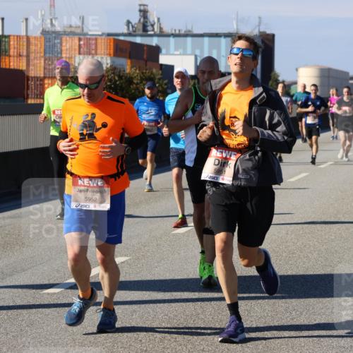 03.10.2025 - Köhlbrandbrückenlauf Strokosch-Dieckow http://msf.ph/oto/9116411 03.10.2025 12:51:05 Position 3 5952, 5951 meine-sportfotos.de