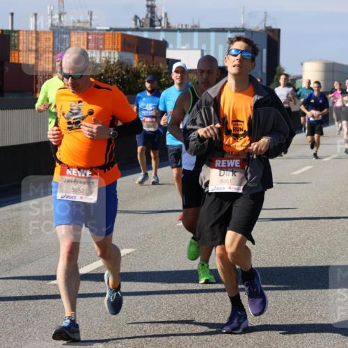 03.10.2025 - Köhlbrandbrückenlauf Strokosch-Dieckow http://msf.ph/oto/9116419 03.10.2025 12:51:06 Position 3 5952, 5951 meine-sportfotos.de
