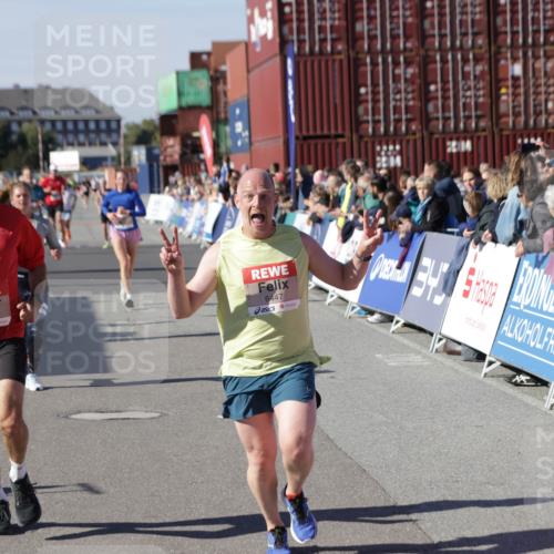 03.10.2025 - Köhlbrandbrückenlauf Jannik Wohlers http://msf.ph/oto/9116520 03.10.2025 13:02:50 Ziel 4095, 4116, 4203, 4279, 4579, 4619, 4747, 5245, 5726, 5793, 5810, 6175, 6255, 6447, 6739 meine-sportfotos.de