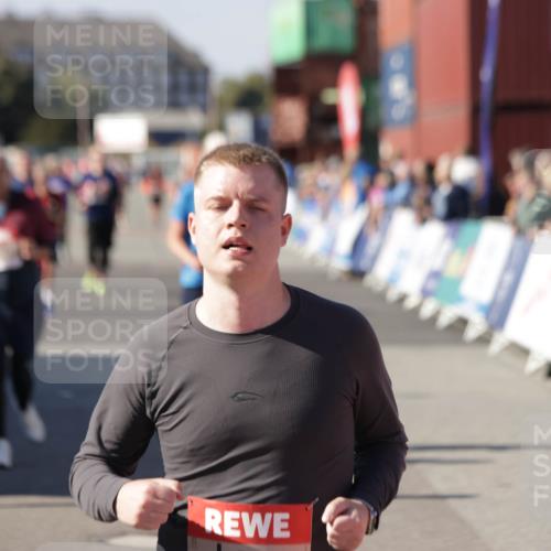 03.10.2025 - Köhlbrandbrückenlauf Jannik Wohlers http://msf.ph/oto/9116602 03.10.2025 13:33:29 Ziel 4006, 5179, 5211, 5281, 5413, 5549, 6094, 6276 meine-sportfotos.de