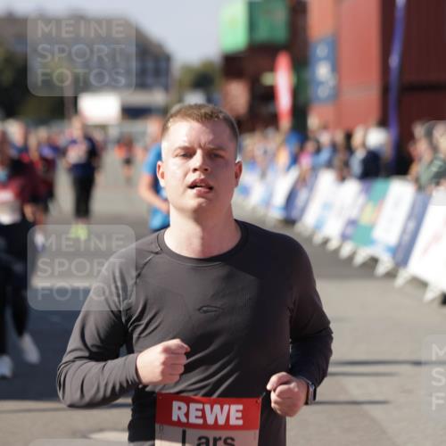 03.10.2025 - Köhlbrandbrückenlauf Jannik Wohlers http://msf.ph/oto/9116608 03.10.2025 13:33:29 Ziel 4006, 5179, 5211, 5281, 5413, 5549, 6094, 6276 meine-sportfotos.de