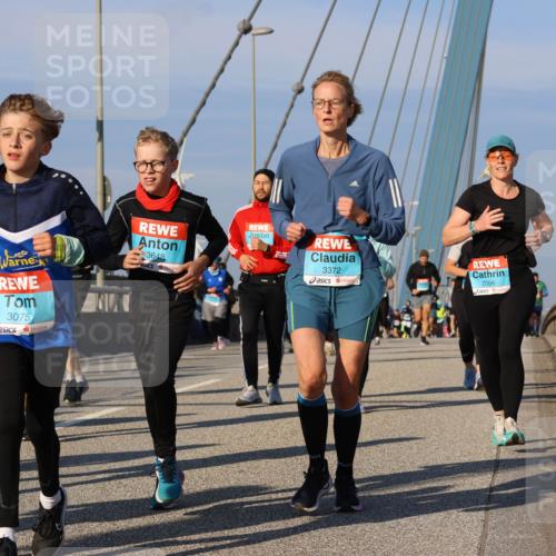 03.10.2025 - Köhlbrandbrückenlauf Strokosch-Dieckow http://msf.ph/oto/9116797 03.10.2025 09:49:54 Position 2 3075, 3648, 3372, 2006 meine-sportfotos.de