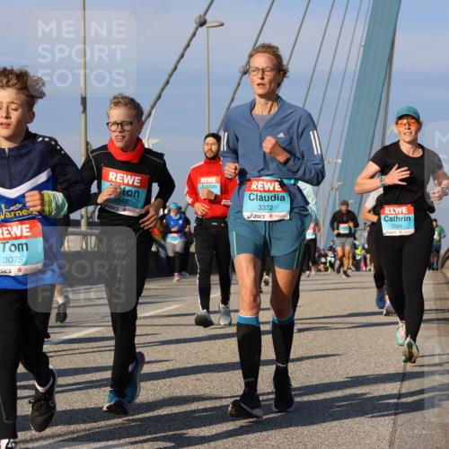 03.10.2025 - Köhlbrandbrückenlauf Strokosch-Dieckow http://msf.ph/oto/9116800 03.10.2025 09:49:54 Position 2 3075, 648, 3372, 2006 meine-sportfotos.de