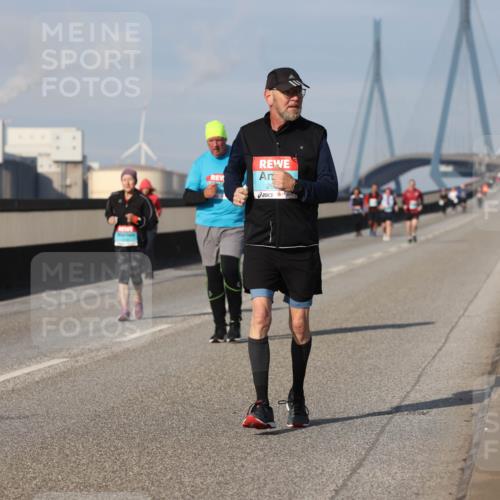 03.10.2025 - Köhlbrandbrückenlauf Lena Gebhardt http://msf.ph/oto/9116815 03.10.2025 10:21:34 Position 2 26 meine-sportfotos.de
