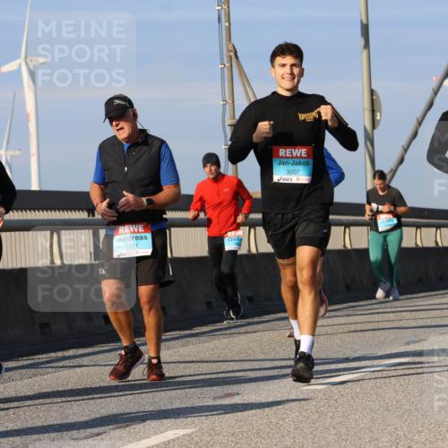 03.10.2025 - Köhlbrandbrückenlauf Strokosch-Dieckow http://msf.ph/oto/9116904 03.10.2025 09:50:10 Position 2 2155, 1471, 3207, 3206 meine-sportfotos.de