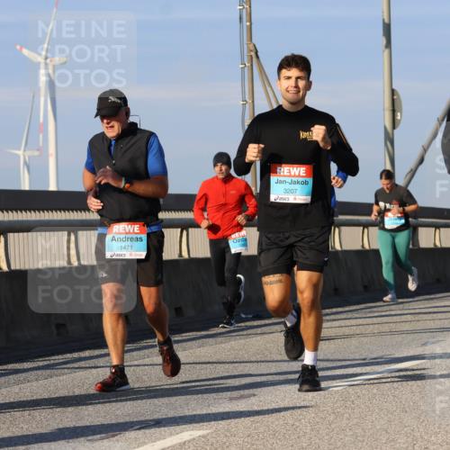 03.10.2025 - Köhlbrandbrückenlauf Strokosch-Dieckow http://msf.ph/oto/9116916 03.10.2025 09:50:10 Position 2 2153, 1471, 3207, 3206 meine-sportfotos.de