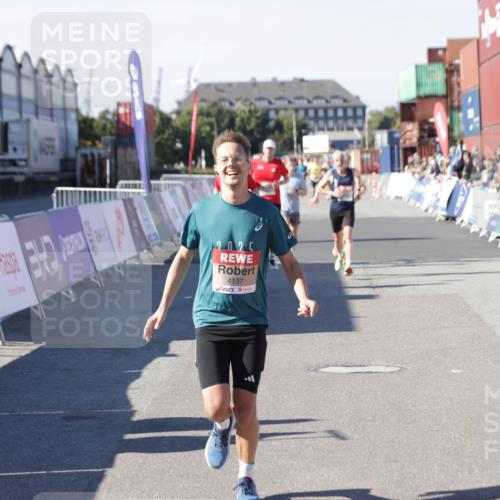 03.10.2025 - Köhlbrandbrückenlauf Jannik Wohlers http://msf.ph/oto/9116975 03.10.2025 13:02:57 Ziel 4095, 4137, 4203, 4279, 4294, 4619, 4747, 5245, 5793, 6175, 6447, 6655, 6770 meine-sportfotos.de