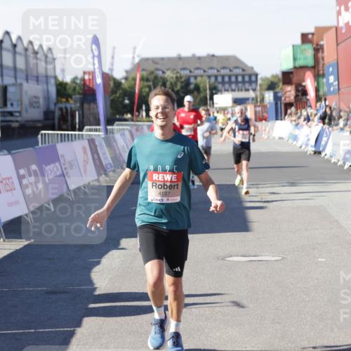 03.10.2025 - Köhlbrandbrückenlauf Jannik Wohlers http://msf.ph/oto/9116980 03.10.2025 13:02:57 Ziel 4095, 4137, 4203, 4279, 4294, 4619, 4747, 5245, 5793, 6175, 6447, 6655, 6770 meine-sportfotos.de