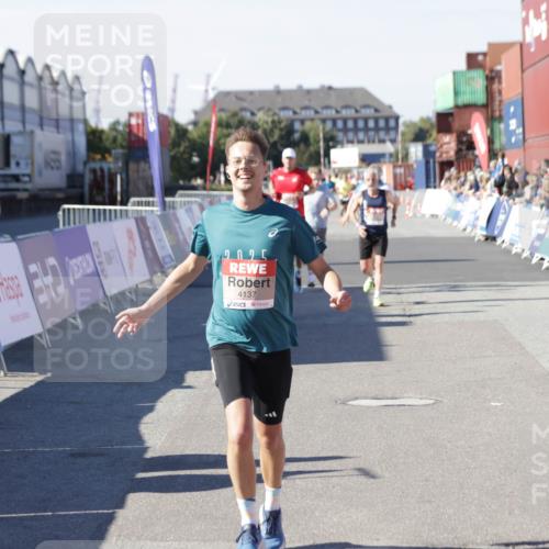 03.10.2025 - Köhlbrandbrückenlauf Jannik Wohlers http://msf.ph/oto/9116988 03.10.2025 13:02:57 Ziel 4095, 4137, 4203, 4279, 4294, 4619, 4747, 5245, 5793, 6175, 6447, 6655, 6770 meine-sportfotos.de