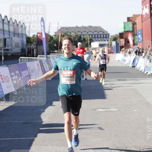 03.10.2025 - Köhlbrandbrückenlauf Jannik Wohlers http://msf.ph/oto/9116996 03.10.2025 13:02:57 Ziel 4095, 4137, 4203, 4279, 4294, 4619, 4747, 5245, 5793, 6175, 6447, 6655, 6770 meine-sportfotos.de