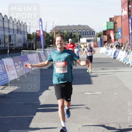 03.10.2025 - Köhlbrandbrückenlauf Jannik Wohlers http://msf.ph/oto/9117003 03.10.2025 13:02:57 Ziel 4095, 4137, 4203, 4279, 4294, 4619, 4747, 5245, 5793, 6175, 6447, 6655, 6770 meine-sportfotos.de