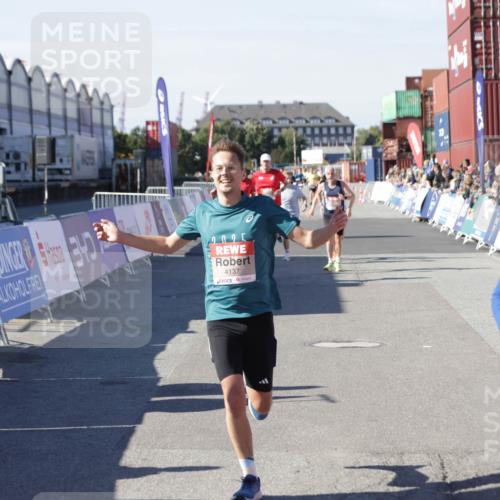 03.10.2025 - Köhlbrandbrückenlauf Jannik Wohlers http://msf.ph/oto/9117011 03.10.2025 13:02:57 Ziel 4095, 4137, 4203, 4279, 4294, 4619, 4747, 5245, 5793, 6175, 6447, 6655, 6770 meine-sportfotos.de