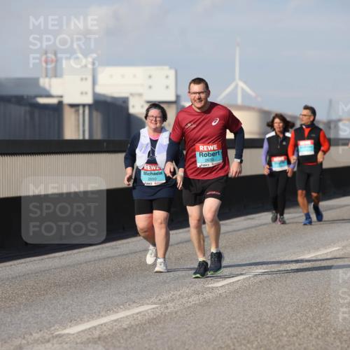 03.10.2025 - Köhlbrandbrückenlauf Lena Gebhardt http://msf.ph/oto/9117024 03.10.2025 10:21:59 Position 2 2650, 2639 meine-sportfotos.de