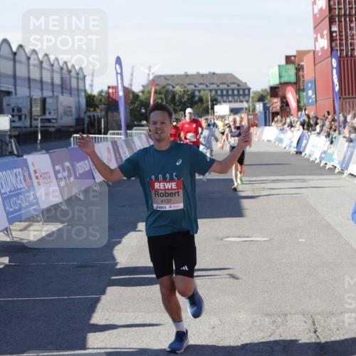 03.10.2025 - Köhlbrandbrückenlauf Jannik Wohlers http://msf.ph/oto/9117028 03.10.2025 13:02:57 Ziel 4095, 4137, 4203, 4279, 4294, 4619, 4747, 5245, 5793, 6175, 6447, 6655, 6770 meine-sportfotos.de