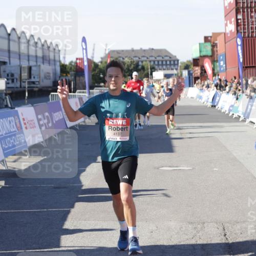 03.10.2025 - Köhlbrandbrückenlauf Jannik Wohlers http://msf.ph/oto/9117040 03.10.2025 13:02:57 Ziel 4095, 4137, 4203, 4279, 4294, 4619, 4747, 5245, 5793, 6175, 6447, 6655, 6770 meine-sportfotos.de