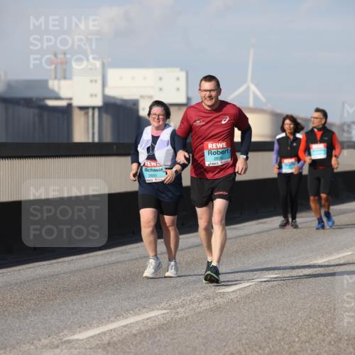 03.10.2025 - Köhlbrandbrückenlauf Lena Gebhardt http://msf.ph/oto/9117044 03.10.2025 10:21:59 Position 2 2650, 2639 meine-sportfotos.de