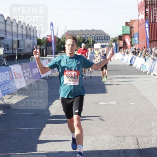 03.10.2025 - Köhlbrandbrückenlauf Jannik Wohlers http://msf.ph/oto/9117046 03.10.2025 13:02:57 Ziel 4095, 4137, 4203, 4279, 4294, 4619, 4747, 5245, 5793, 6175, 6447, 6655, 6770 meine-sportfotos.de