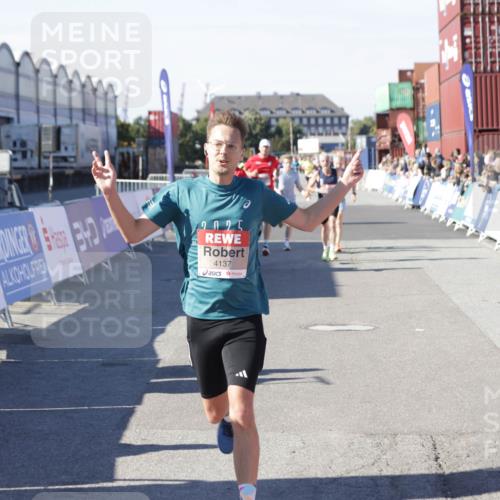 03.10.2025 - Köhlbrandbrückenlauf Jannik Wohlers http://msf.ph/oto/9117051 03.10.2025 13:02:57 Ziel 4095, 4137, 4203, 4279, 4294, 4619, 4747, 5245, 5793, 6175, 6447, 6655, 6770 meine-sportfotos.de