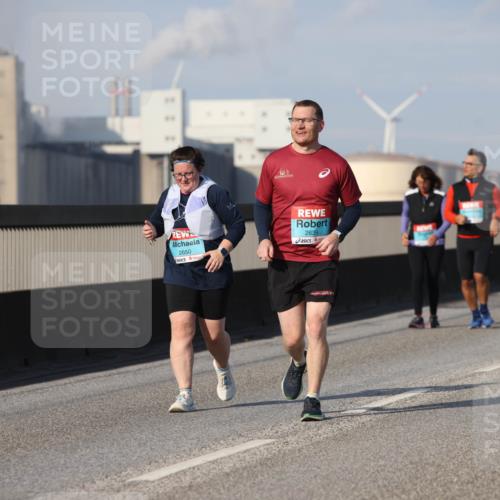 03.10.2025 - Köhlbrandbrückenlauf Lena Gebhardt http://msf.ph/oto/9117052 03.10.2025 10:22:00 Position 2 2650, 2639 meine-sportfotos.de