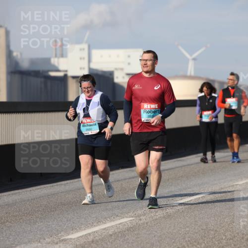 03.10.2025 - Köhlbrandbrückenlauf Lena Gebhardt http://msf.ph/oto/9117060 03.10.2025 10:22:00 Position 2 222, 2650, 2639 meine-sportfotos.de