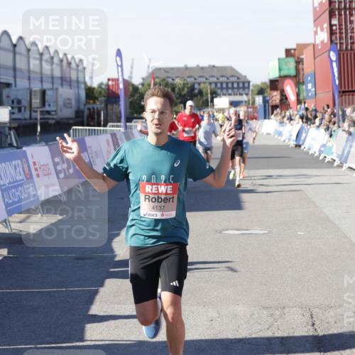 03.10.2025 - Köhlbrandbrückenlauf Jannik Wohlers http://msf.ph/oto/9117065 03.10.2025 13:02:58 Ziel 4095, 4137, 4203, 4279, 4294, 4619, 4747, 6175, 6447, 6655, 6770 meine-sportfotos.de