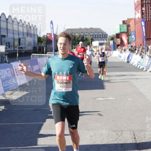 03.10.2025 - Köhlbrandbrückenlauf Jannik Wohlers http://msf.ph/oto/9117074 03.10.2025 13:02:58 Ziel 4095, 4137, 4203, 4279, 4294, 4619, 4747, 6175, 6447, 6655, 6770 meine-sportfotos.de