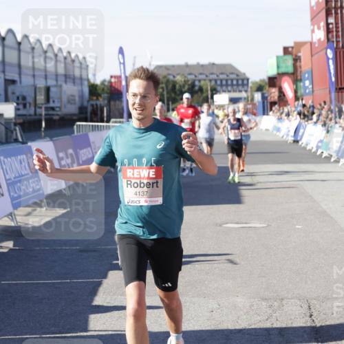 03.10.2025 - Köhlbrandbrückenlauf Jannik Wohlers http://msf.ph/oto/9117078 03.10.2025 13:02:58 Ziel 4095, 4137, 4203, 4279, 4294, 4619, 4747, 6175, 6447, 6655, 6770 meine-sportfotos.de