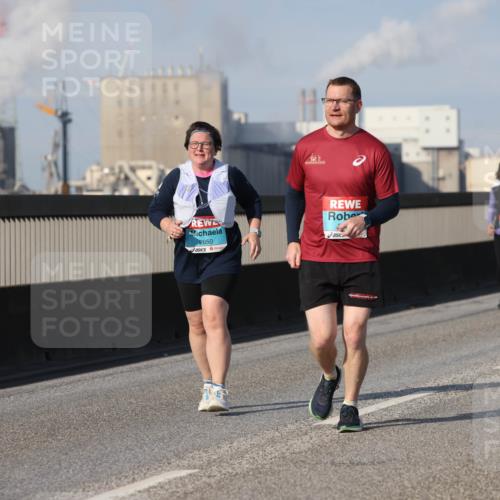 03.10.2025 - Köhlbrandbrückenlauf Lena Gebhardt http://msf.ph/oto/9117081 03.10.2025 10:22:03 Position 2 2650 meine-sportfotos.de