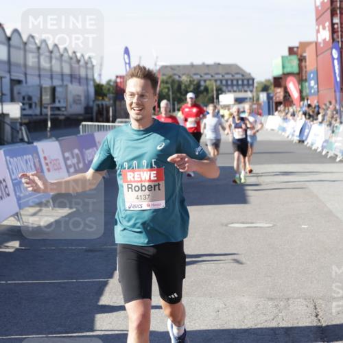 03.10.2025 - Köhlbrandbrückenlauf Jannik Wohlers http://msf.ph/oto/9117084 03.10.2025 13:02:58 Ziel 4095, 4137, 4203, 4279, 4294, 4619, 4747, 6175, 6447, 6655, 6770 meine-sportfotos.de