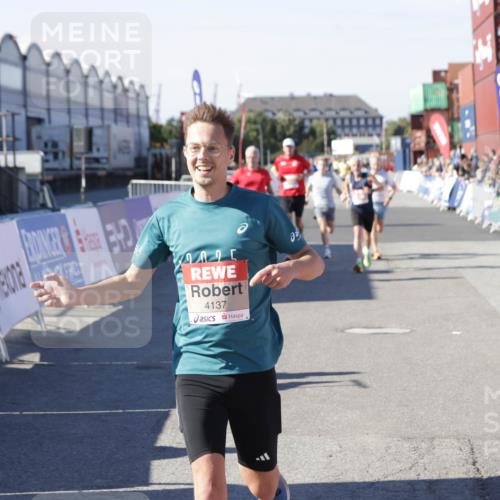 03.10.2025 - Köhlbrandbrückenlauf Jannik Wohlers http://msf.ph/oto/9117090 03.10.2025 13:02:58 Ziel 4095, 4137, 4203, 4279, 4294, 4619, 4747, 6175, 6447, 6655, 6770 meine-sportfotos.de