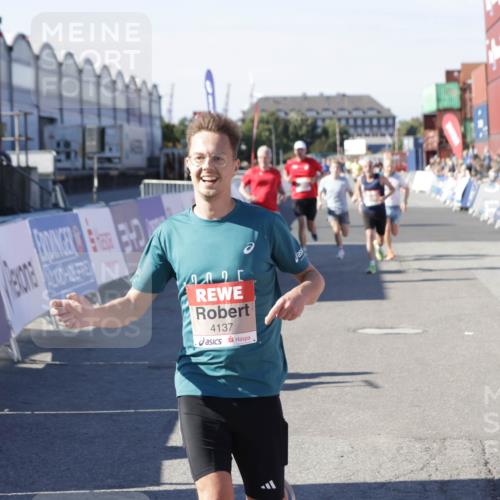 03.10.2025 - Köhlbrandbrückenlauf Jannik Wohlers http://msf.ph/oto/9117096 03.10.2025 13:02:58 Ziel 4095, 4137, 4203, 4279, 4294, 4619, 4747, 6175, 6447, 6655, 6770 meine-sportfotos.de