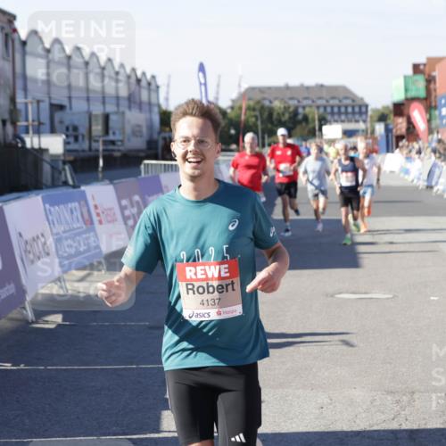 03.10.2025 - Köhlbrandbrückenlauf Jannik Wohlers http://msf.ph/oto/9117102 03.10.2025 13:02:58 Ziel 4095, 4137, 4203, 4279, 4294, 4619, 4747, 6175, 6447, 6655, 6770 meine-sportfotos.de