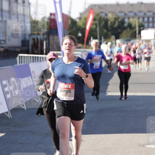 03.10.2025 - Köhlbrandbrückenlauf Jannik Wohlers http://msf.ph/oto/9117106 03.10.2025 13:33:40 Ziel 4006, 4744, 5179, 5281, 5367, 5546, 5579, 6094, 6734 meine-sportfotos.de