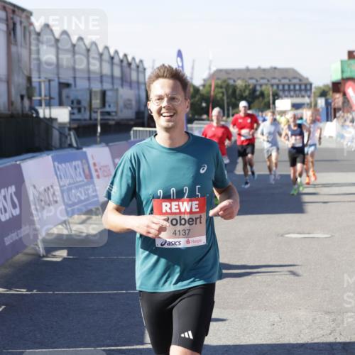 03.10.2025 - Köhlbrandbrückenlauf Jannik Wohlers http://msf.ph/oto/9117108 03.10.2025 13:02:58 Ziel 4095, 4137, 4203, 4279, 4294, 4619, 4747, 6175, 6447, 6655, 6770 meine-sportfotos.de