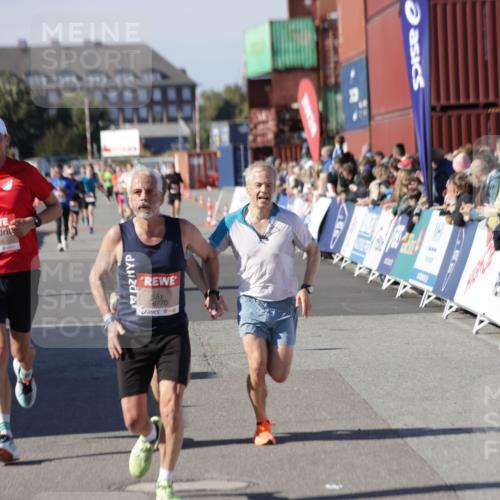 03.10.2025 - Köhlbrandbrückenlauf Jannik Wohlers http://msf.ph/oto/9117170 03.10.2025 13:03:00 Ziel 4095, 4137, 4203, 4279, 4294, 4619, 4747, 6175, 6447, 6655, 6770 meine-sportfotos.de