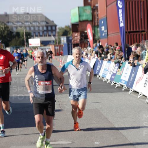 03.10.2025 - Köhlbrandbrückenlauf Jannik Wohlers http://msf.ph/oto/9117177 03.10.2025 13:03:00 Ziel 4095, 4137, 4203, 4279, 4294, 4619, 4747, 6175, 6447, 6655, 6770 meine-sportfotos.de