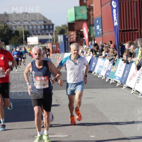 03.10.2025 - Köhlbrandbrückenlauf Jannik Wohlers http://msf.ph/oto/9117183 03.10.2025 13:03:00 Ziel 4095, 4137, 4203, 4279, 4294, 4619, 4747, 6175, 6447, 6655, 6770 meine-sportfotos.de