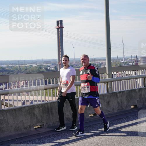 03.10.2025 - Köhlbrandbrückenlauf Michael Burmester http://msf.ph/oto/9117195 03.10.2025 12:58:47 Position 2 5891, 5892 meine-sportfotos.de