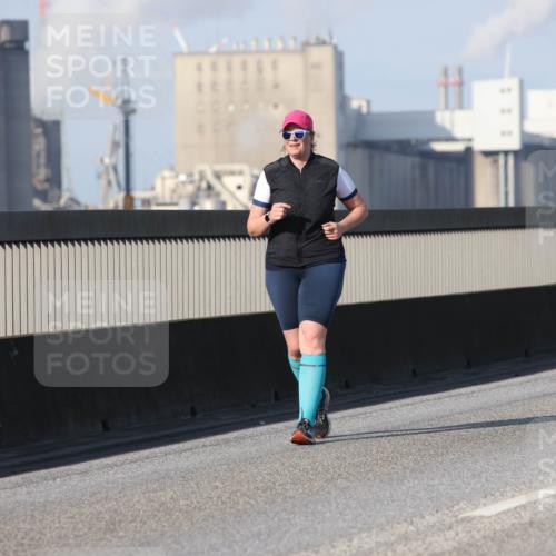03.10.2025 - Köhlbrandbrückenlauf Lena Gebhardt http://msf.ph/oto/9117232 03.10.2025 10:22:16 Position 2  meine-sportfotos.de