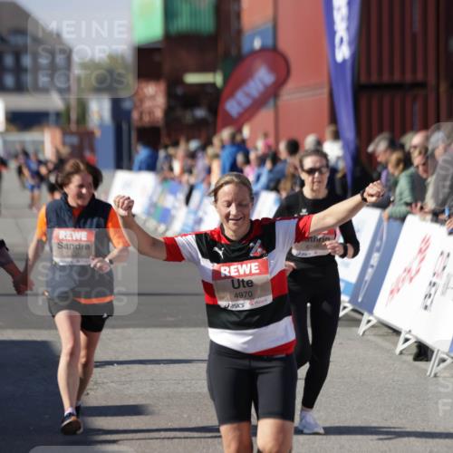 03.10.2025 - Köhlbrandbrückenlauf Jannik Wohlers http://msf.ph/oto/9117292 03.10.2025 13:33:55 Ziel 4919, 4970, 5036, 5074, 5077, 5300, 6246, 6420 meine-sportfotos.de