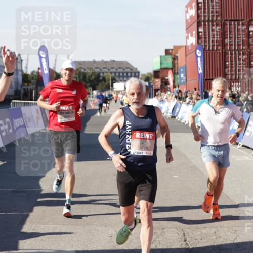 03.10.2025 - Köhlbrandbrückenlauf Jannik Wohlers http://msf.ph/oto/9117304 03.10.2025 13:03:02 Ziel 4095, 4137, 4203, 4279, 4294, 4619, 4747, 6655, 6770 meine-sportfotos.de
