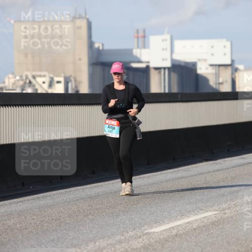 03.10.2025 - Köhlbrandbrückenlauf Lena Gebhardt http://msf.ph/oto/9117306 03.10.2025 10:22:40 Position 2 2367 meine-sportfotos.de