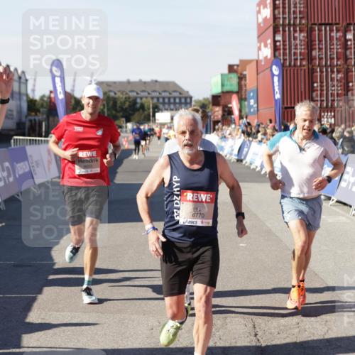 03.10.2025 - Köhlbrandbrückenlauf Jannik Wohlers http://msf.ph/oto/9117313 03.10.2025 13:03:02 Ziel 4095, 4137, 4203, 4279, 4294, 4619, 4747, 6655, 6770 meine-sportfotos.de