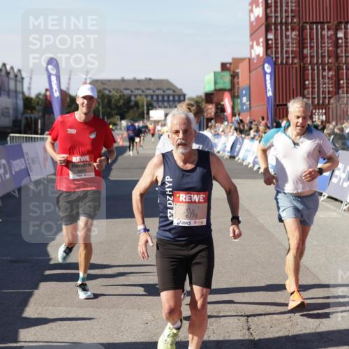 03.10.2025 - Köhlbrandbrückenlauf Jannik Wohlers http://msf.ph/oto/9117319 03.10.2025 13:03:02 Ziel 4095, 4137, 4203, 4279, 4294, 4619, 4747, 6655, 6770 meine-sportfotos.de