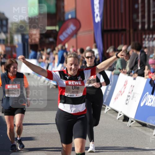 03.10.2025 - Köhlbrandbrückenlauf Jannik Wohlers http://msf.ph/oto/9117323 03.10.2025 13:33:55 Ziel 4919, 4970, 5036, 5074, 5077, 5300, 6246, 6420 meine-sportfotos.de