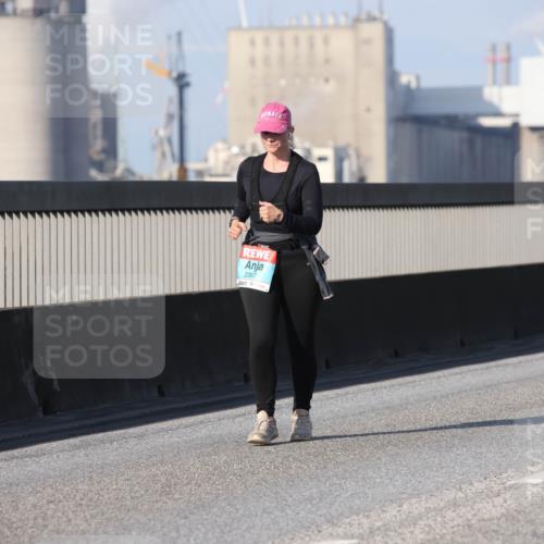 03.10.2025 - Köhlbrandbrückenlauf Lena Gebhardt http://msf.ph/oto/9117331 03.10.2025 10:22:43 Position 2 2367 meine-sportfotos.de