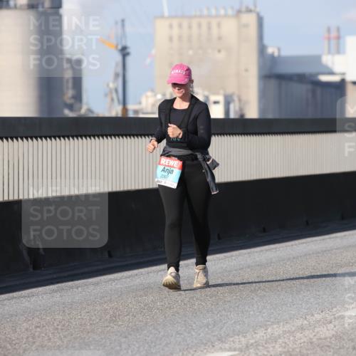 03.10.2025 - Köhlbrandbrückenlauf Lena Gebhardt http://msf.ph/oto/9117341 03.10.2025 10:22:43 Position 2 2367 meine-sportfotos.de
