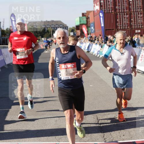 03.10.2025 - Köhlbrandbrückenlauf Jannik Wohlers http://msf.ph/oto/9117349 03.10.2025 13:03:02 Ziel 4095, 4137, 4203, 4279, 4294, 4619, 4747, 6655, 6770 meine-sportfotos.de