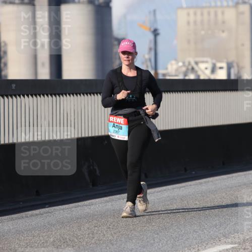 03.10.2025 - Köhlbrandbrückenlauf Lena Gebhardt http://msf.ph/oto/9117350 03.10.2025 10:22:44 Position 2 2367 meine-sportfotos.de